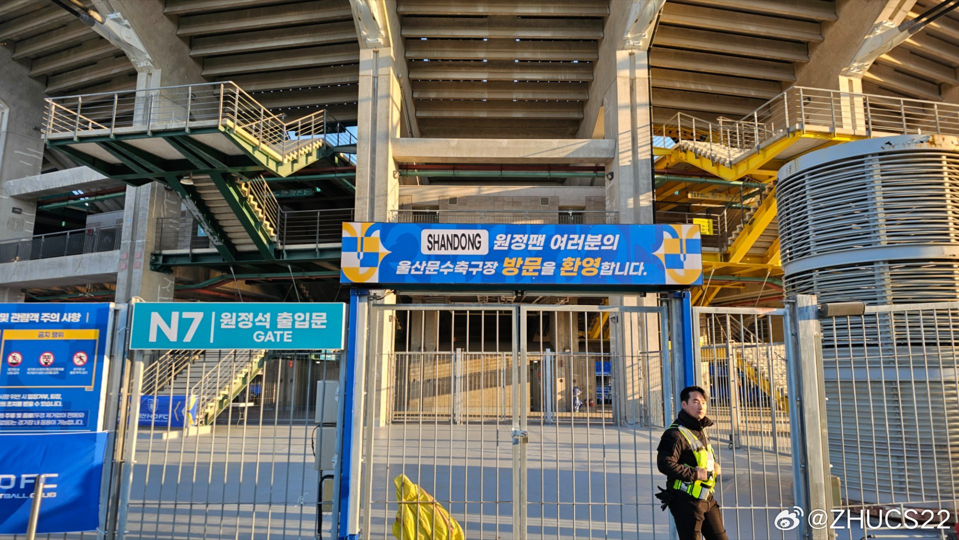 博主：蔚山現(xiàn)場工作人員、轉(zhuǎn)播車、安保在準(zhǔn)備撤場，場外一片安靜